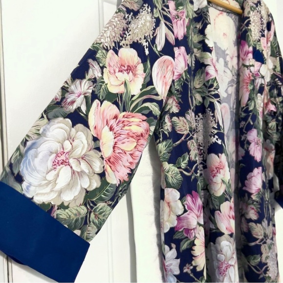 Ashley & Me Vintage light weight floral linen blazer
Size XL - Picture 2 of 4